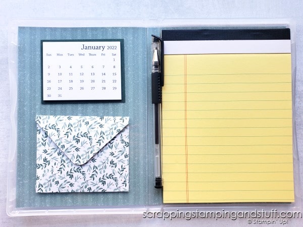 Make this purse notebook organizer to keep your notes organized in your purse, and use it as an inexpensive gift idea too!