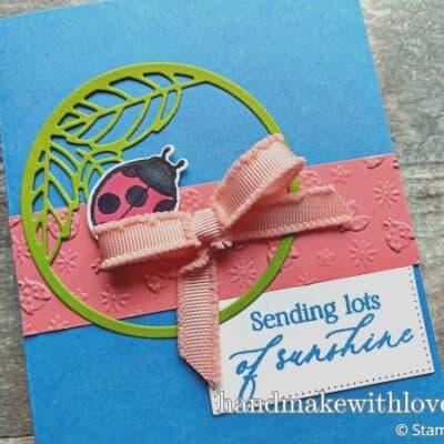 Click to see an awesome trick for tying bows perfectly each time, by using two of your fingers as a guide. Watch along for this hack for bow tying!