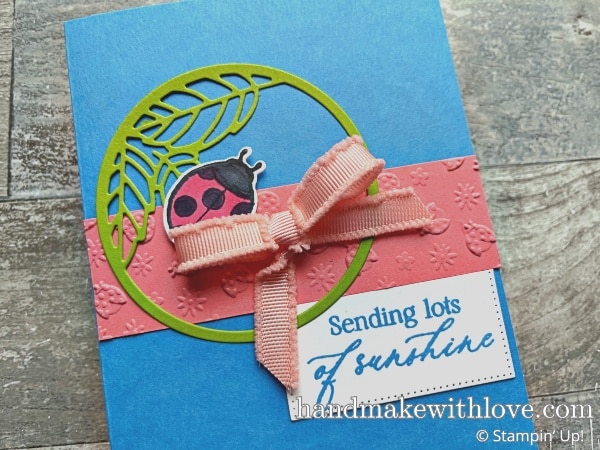 Click to see an awesome trick for tying bows perfectly each time, by using two of your fingers as a guide. Watch along for this hack for bow tying!